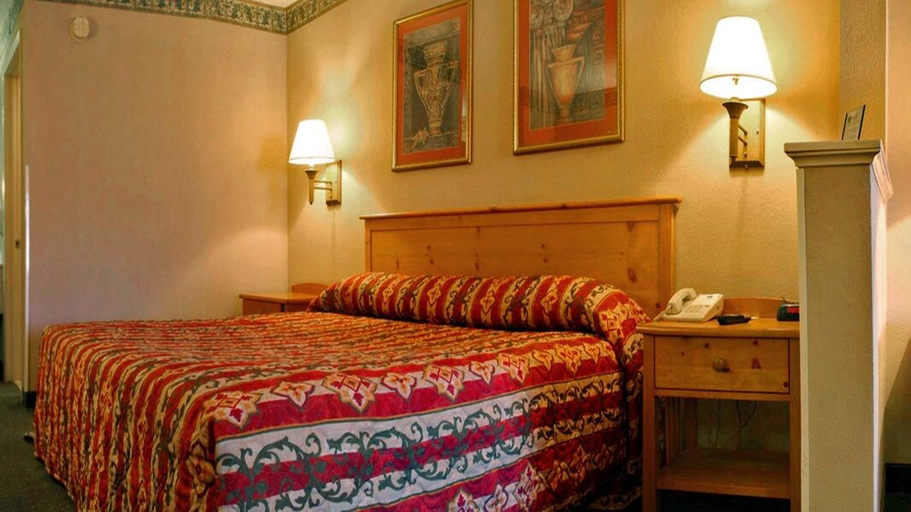 Bedroom 3, Days Inn & Suites by Wyndham Starkville, Oktibbeha