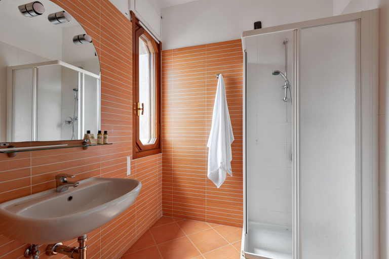 Bathroom 5, Hotel Riva, Savona