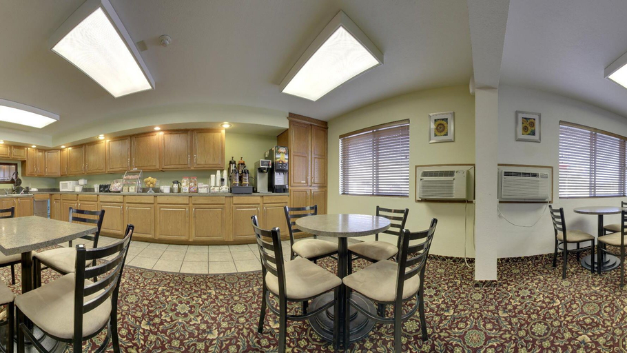 Food & Drinks 5, Super 8 by Wyndham Manhattan KS, Riley