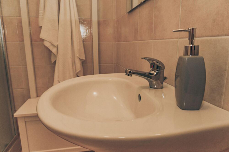 Bathroom 4, Mamamia City, Palermo