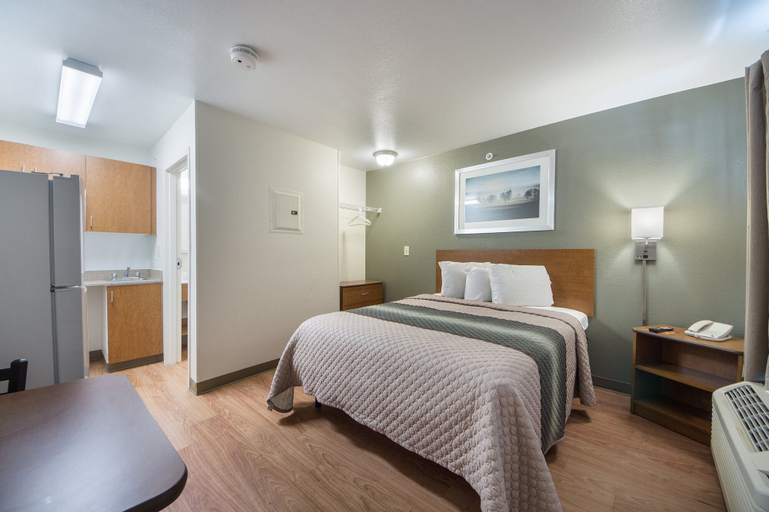 Bedroom 3, HomeTowne Studios by Red Roof Dallas - Irving, Irving
