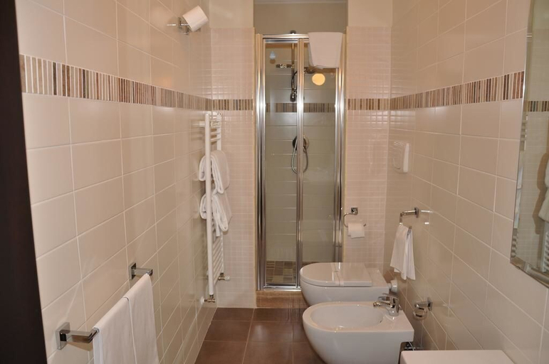 Bathroom 3, Hotel Fontana del Re, Avellino
