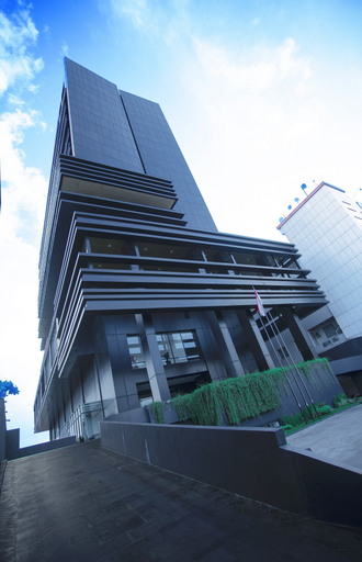 Exterior & Views 12