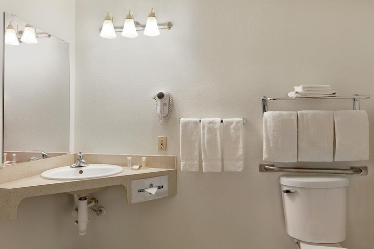 Bathroom 4, Howard Johnson by Wyndham Salem, Marion
