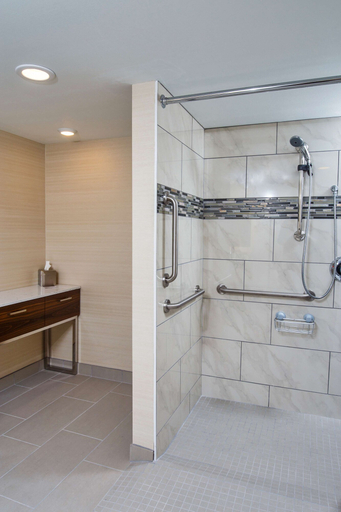 Bathroom 5, DoubleTree by Hilton Neenah, Winnebago
