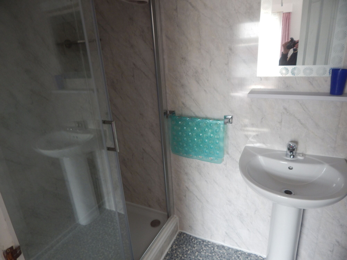 Bathroom 3, Llanryan Guest House, Blackpool