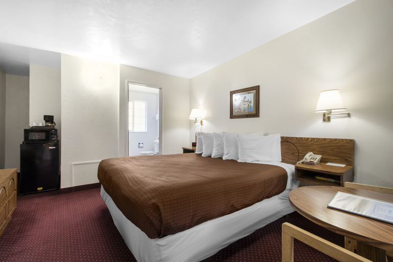 Bedroom 3, Town House Motel – Historic Old Town Eureka, Humboldt