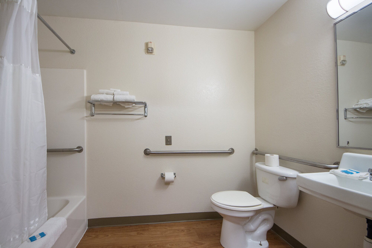 Bathroom 4, HomeTowne Studios by Red Roof Dallas - Irving, Irving