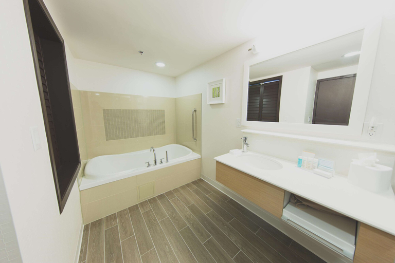 Bathroom 5, Hampton Inn & Suites by Hilton Bolton, Peel