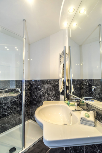 Bathroom 4, Dales Country House, Norfolk
