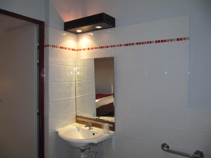 Bathroom 4, Brit Hotel Essentiel Sète Balaruc, Hérault