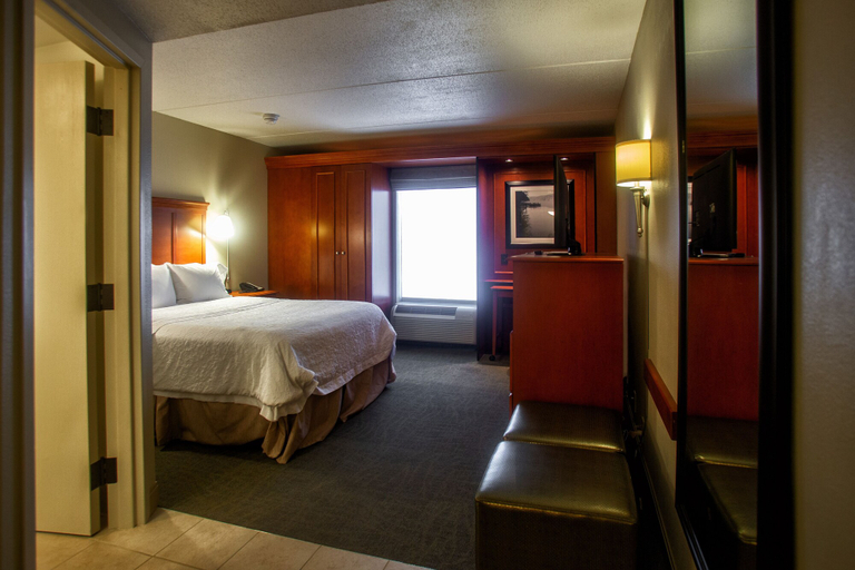 Bedroom 3, Hampton Inn Wheeling, Ohio
