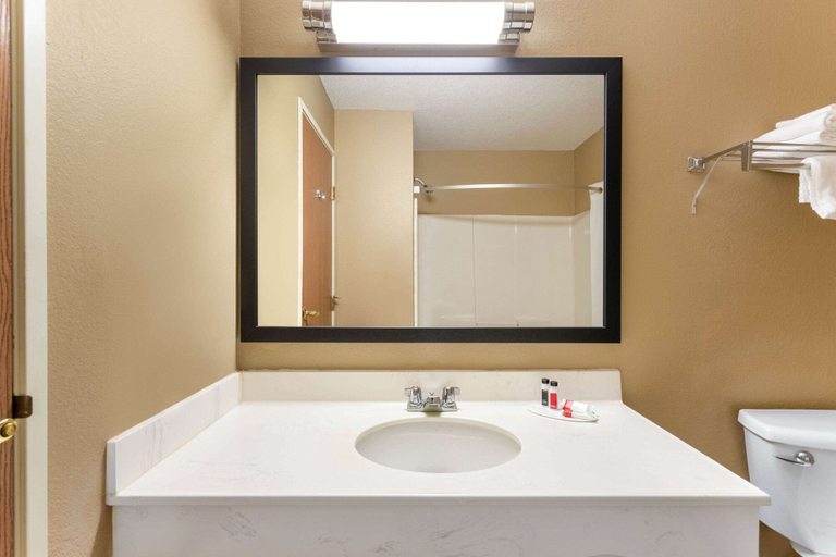 Bathroom 4, Super 8 by Wyndham Goshen, Elkhart