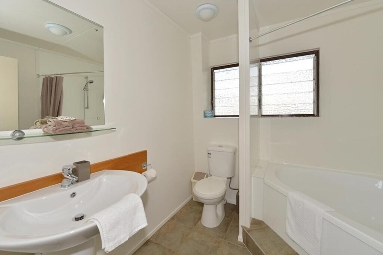 Bathroom 4, Waterfalls Estate - Motel & Campground, Far North