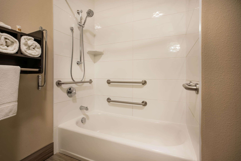 Bathroom 4, La Quinta Inn & Suites by Wyndham Eugene, Lane