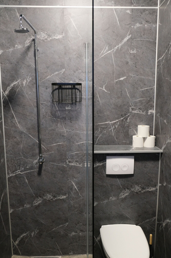 Bathroom 4, The Freezer Hostel & Culture Center, Snæfellsbær