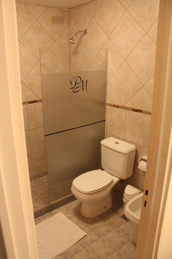 Bathroom 5, Patios del Mediterráneo, San Rafael