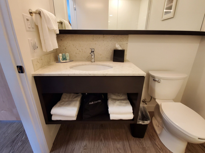 Bathroom 4, Quality Inn, Nanaimo