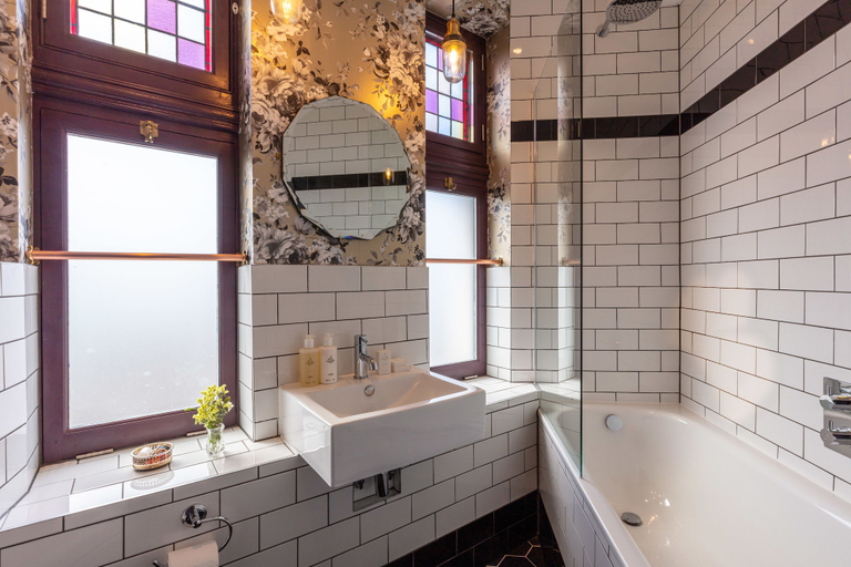 Bathroom 4, The Red Lion, London