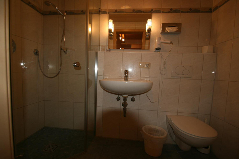 Bathroom 4, Hotel Cafe Hanfstingl, Bad Tölz-Wolfratshausen