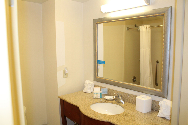 Bedroom 4, Hampton Inn Gloucester, Gloucester