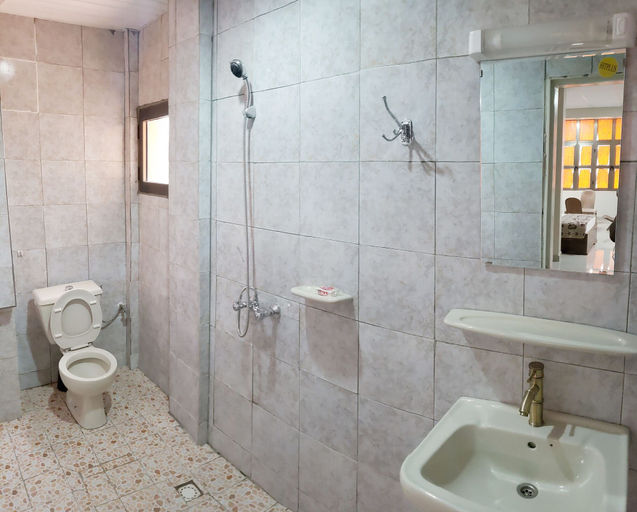 Bathroom 4, Hôtel Les Fleurettes, Kadiogo
