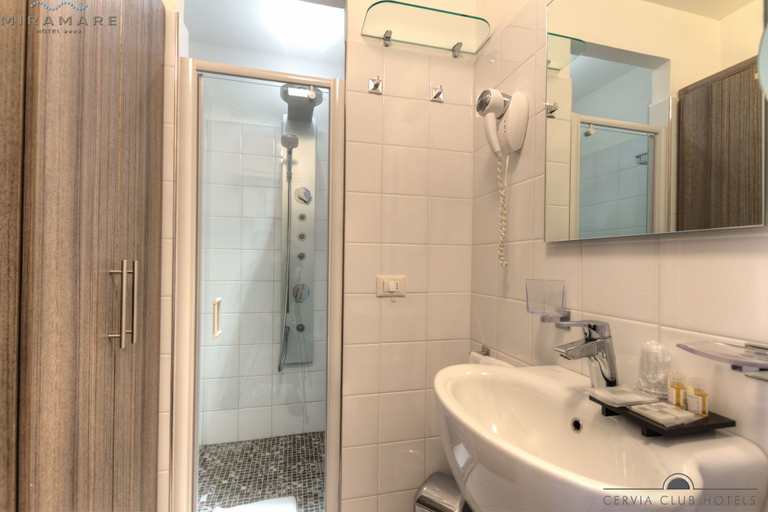 Bathroom 5, Hotel Miramare, Ravenna