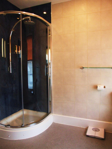 Bathroom 4, The Kings Head Hotel, Herefordshire