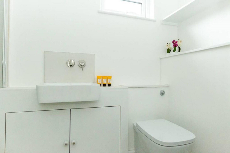 Bathroom, Spacious 3BR South London Apartment, London