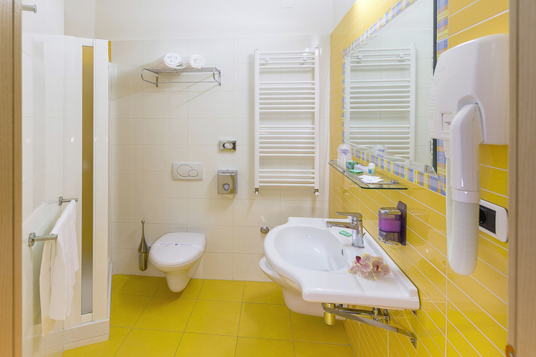 Bathroom 4, Hotel Excelsior, Teramo