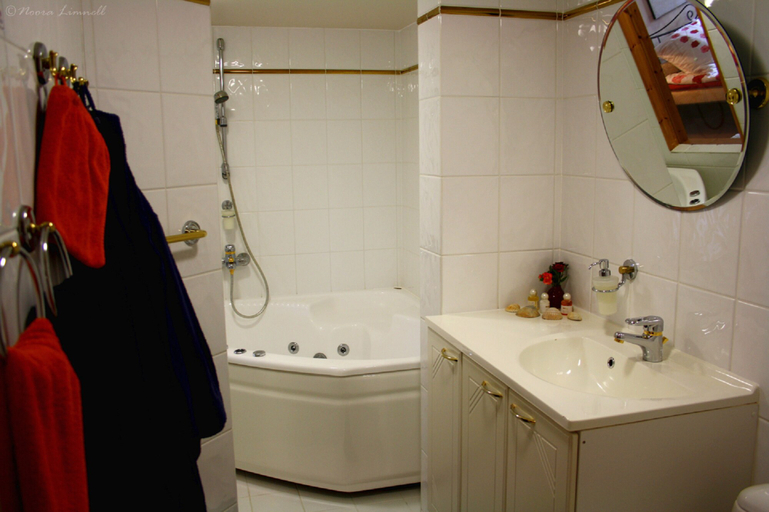 Bathroom 4, Hotel Kalevala, Kainuu