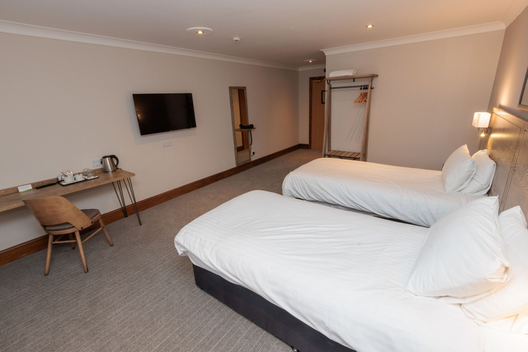 Bedroom 2, Boundary, Alfreton by Marston's Inns, Derbyshire