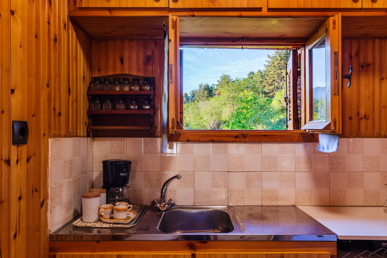 Private kitchen 4, Escape in the Forest, Cosy Chalet with Home Cinema, Peloponnese