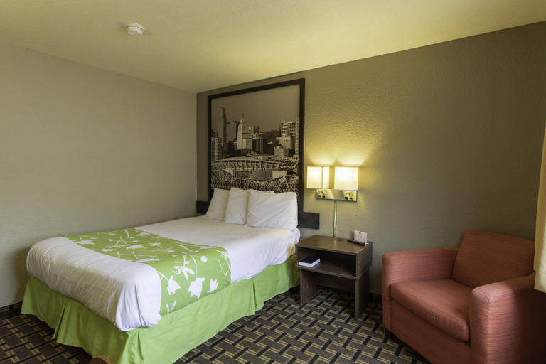 Bedroom 3, Rodeway Inn Florence - Cincinnati South, Boone