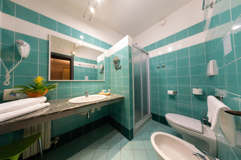 Bathroom 3, Hotel Tessarin, Rovigo