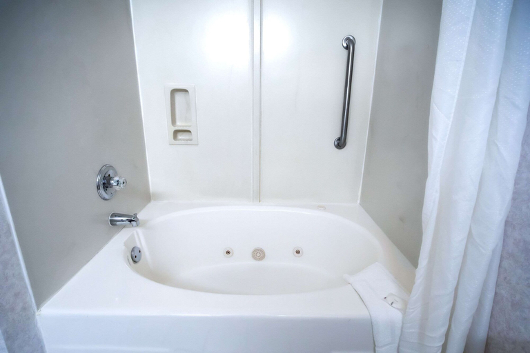 Bathroom 5, Quality Inn Moore - Oklahoma City, Oklahoma