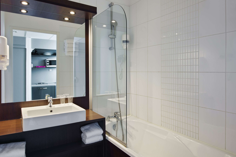 Bathroom 5, Sure Hotel by Best Western Nantes Beaujoire, Loire-Atlantique