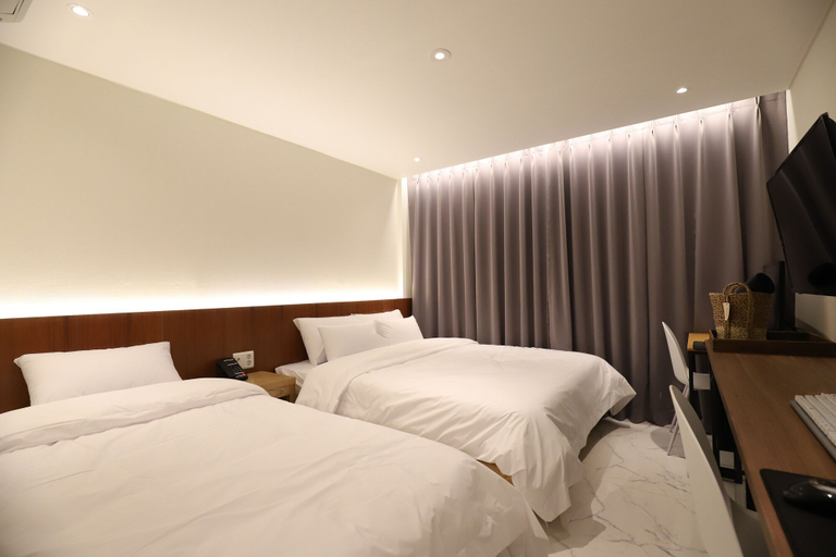 Bedroom 3, Biennale Hotel, Buk