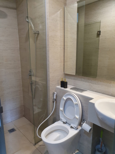 Bathroom 5, Studio Room Taman Anggrek Residence by UniQRoom, West Jakarta