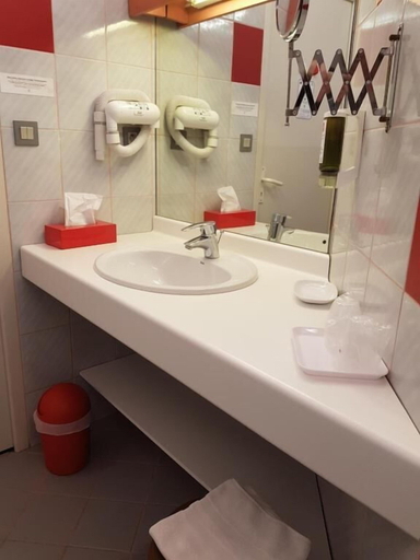 Bathroom 4, Hotel Ursula, Pyrénées-Atlantiques