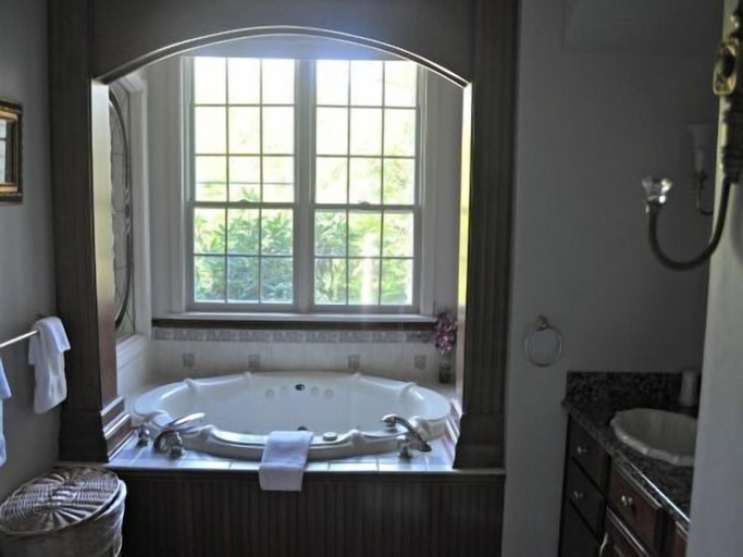 Bathroom 2, Luxury Mountain Getaways, Carroll