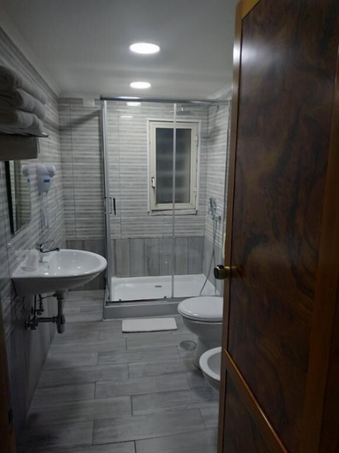 Bathroom 3, Hotel Luna Rossa, Napoli