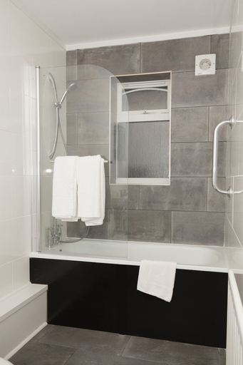 Bathroom 4, The Angel Hotel, Hampshire