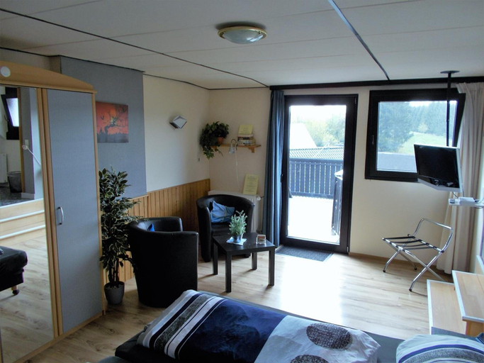 Bedroom 2, Pension Hubertus, Neuwied