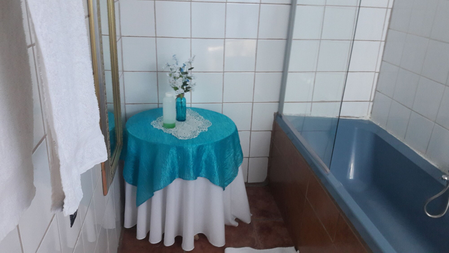 Bathroom 3, Diphororo Guest House, Bojanala