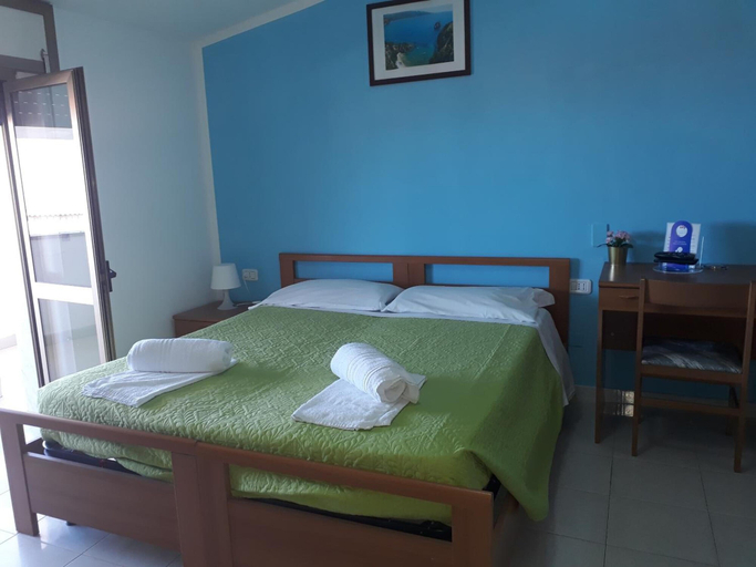 Bedroom 4, Pensione Nettuno, Salerno