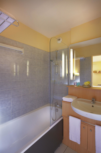 Bathroom 2, Citadines Wilson Toulouse, Haute-Garonne