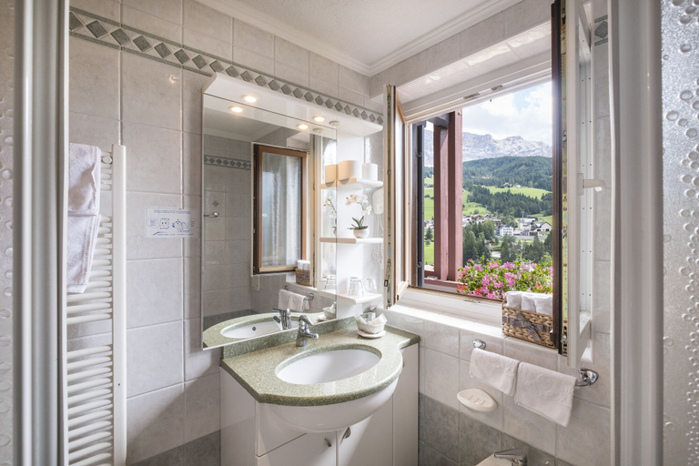 Bathroom 5, Hotel Serena, Bolzano