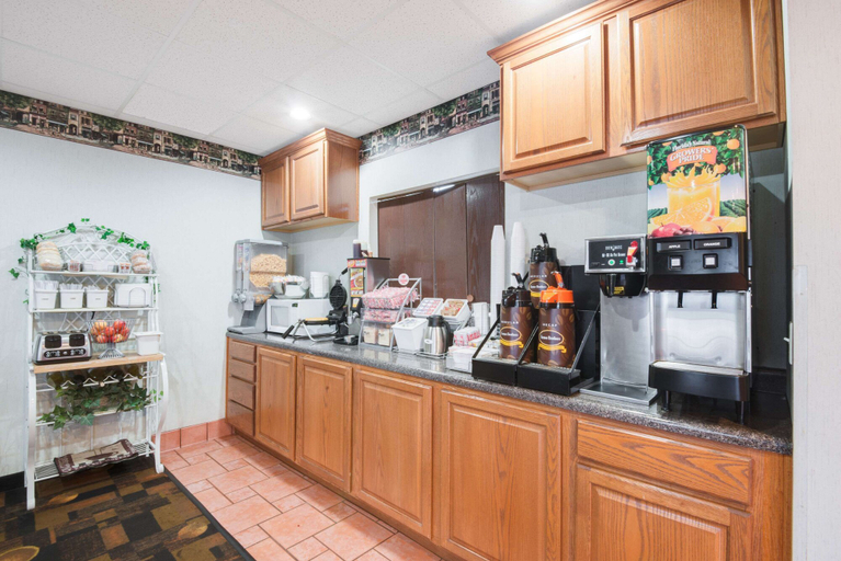 Food & Drinks 5, Super 8 by Wyndham Monett, Barry