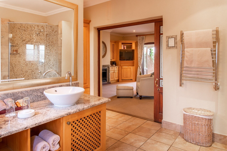 Bathroom 4, Oliver's Restaurant & Lodge, Ehlanzeni